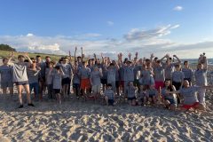 Gruppenfoto-Strand-mit-T-Shirts-scaled
