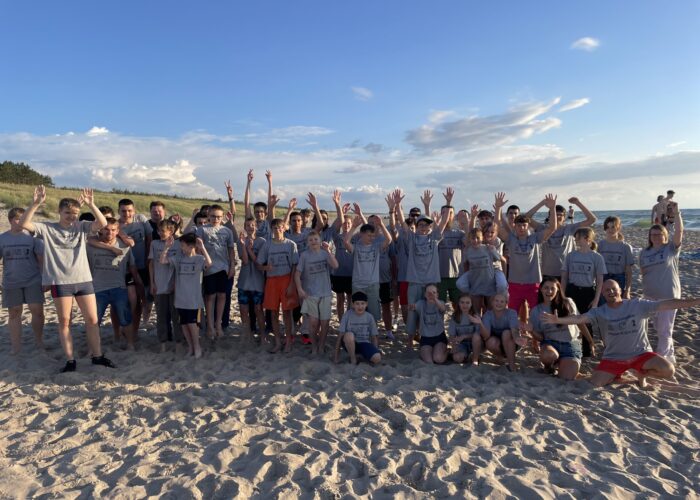 https://chesscamp4kids.eu/wp-content/uploads/2025/10/Gruppenfoto-Strand-mit-T-Shirts-scaled-700x500.jpeg
